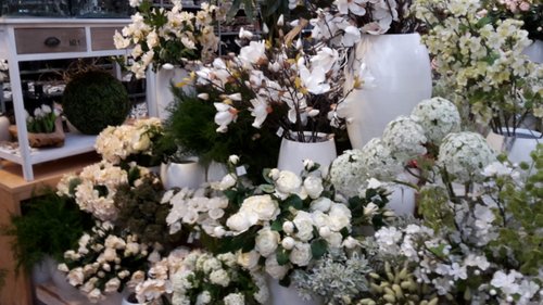 zijde bloemen. wit past in elke woonstijl.